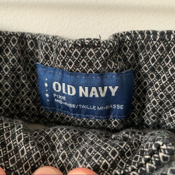 Old Navy “Grey Diamond” Patterned Mid Rose Ankle Length Pixie Pant. - Picture 7 of 10